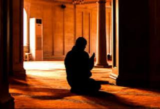 فتح الباب أثناء الصلاة يثير الجدل من جديد